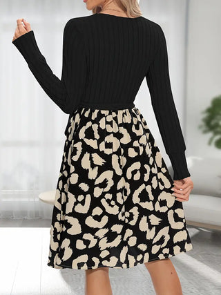 Elegantes Spleißkleid mit Leopardenmuster