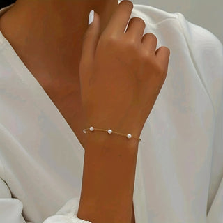 Weißes Perlen-Armband mit dünner Kette – Elegantes Schmuckstück für jeden Tag