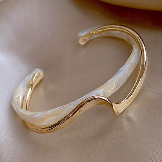 Vergoldetes Wellenförmiges 18K Cuff-Armband – Minimalistische Eleganz