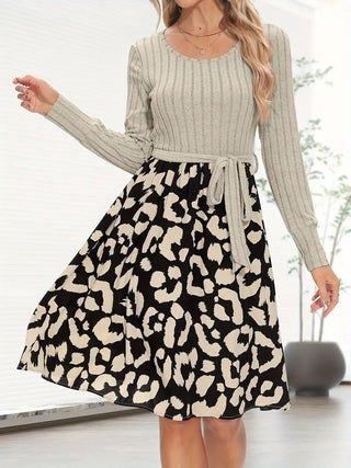 Elegantes Spleißkleid mit Leopardenmuster