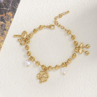 Elegantes Goldenes Ginkgo-Blatt Armband mit Kirschakzenten