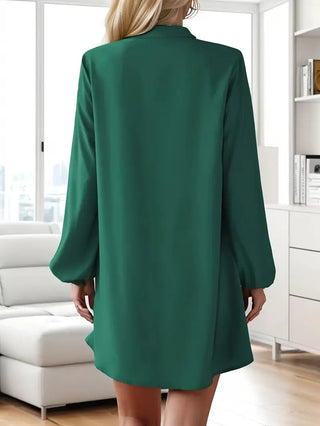 Abbey - Zeitlose Eleganz, gekerbtes Minikleid mit Laternenärmeln