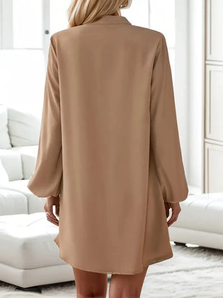 Abbey - Zeitlose Eleganz, gekerbtes Minikleid mit Laternenärmeln